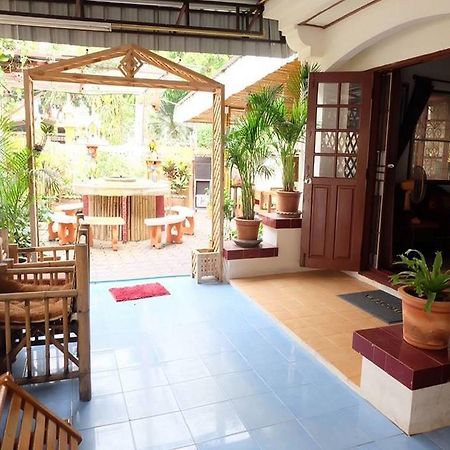 Hug Glur House Tour And Hostel (Adults Only) Chiang Mai Exterior photo