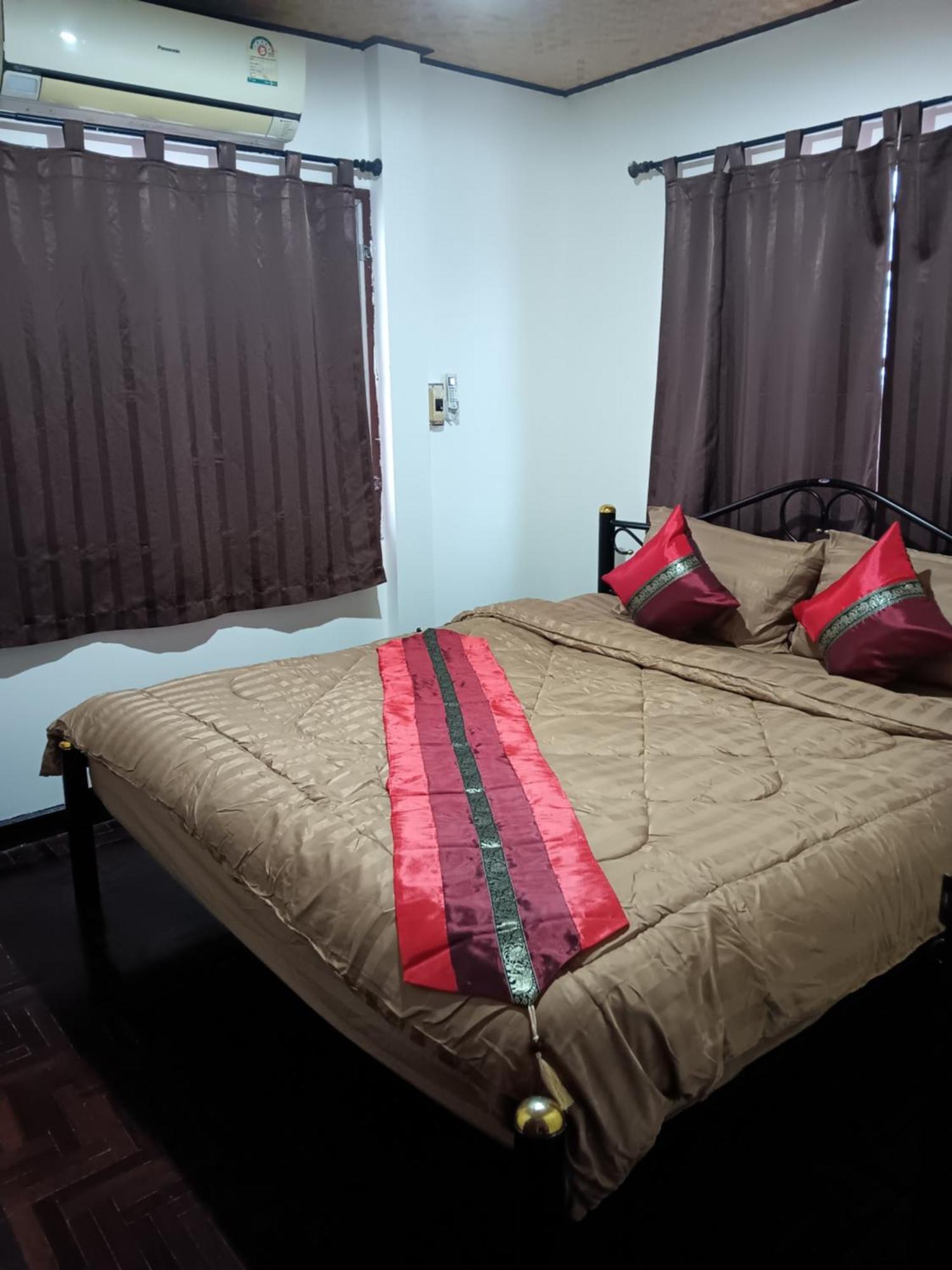 Hug Glur House Tour And Hostel (Adults Only) Chiang Mai Exterior photo