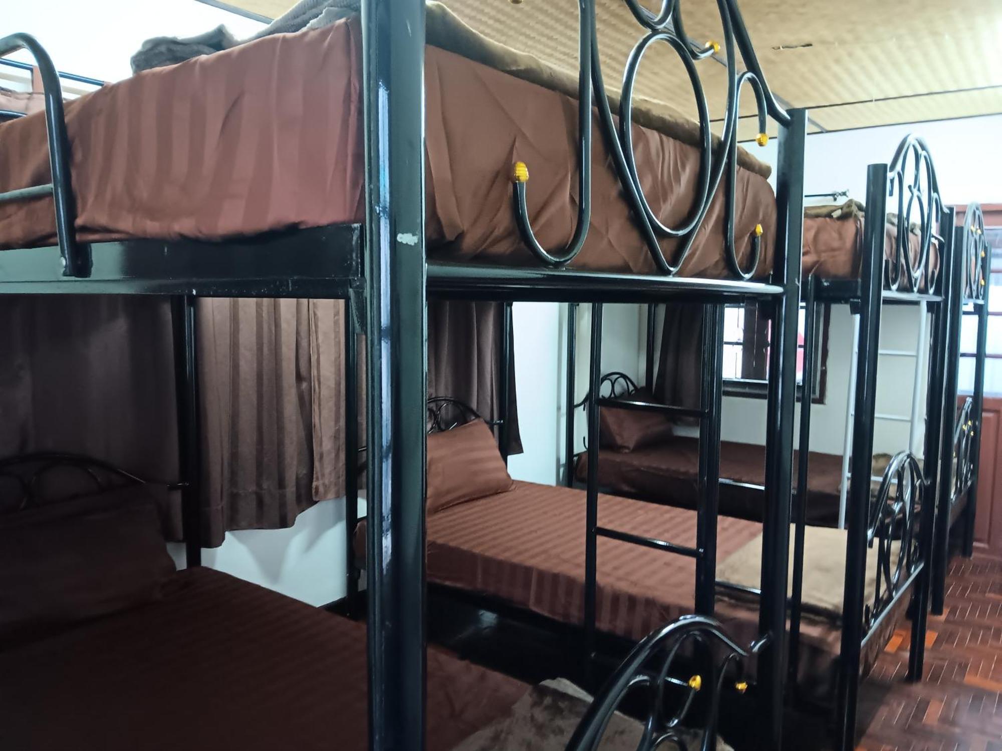 Hug Glur House Tour And Hostel (Adults Only) Chiang Mai Exterior photo