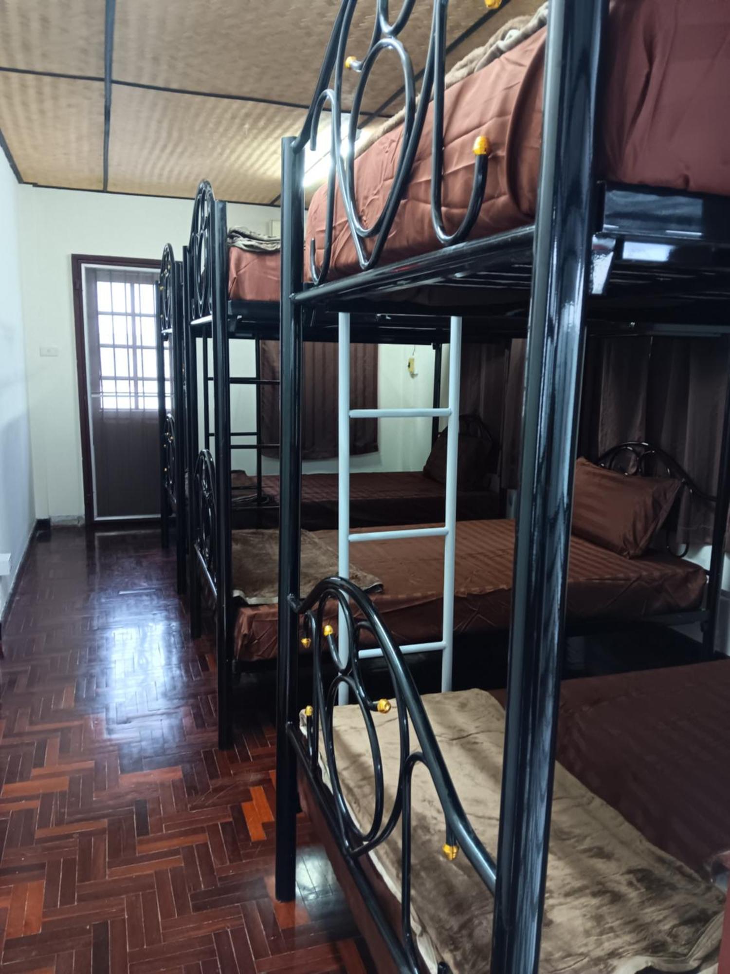 Hug Glur House Tour And Hostel (Adults Only) Chiang Mai Exterior photo