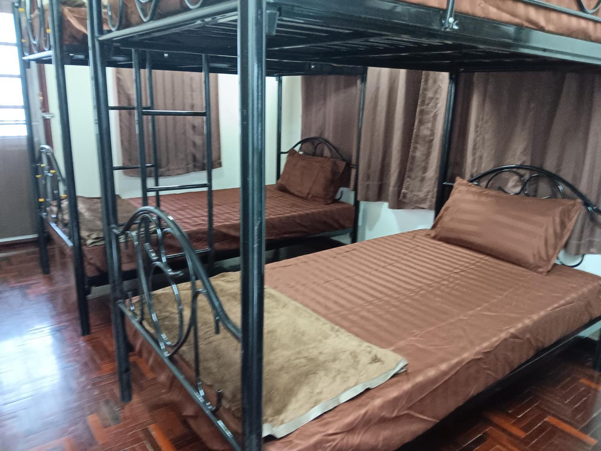 Hug Glur House Tour And Hostel (Adults Only) Chiang Mai Exterior photo