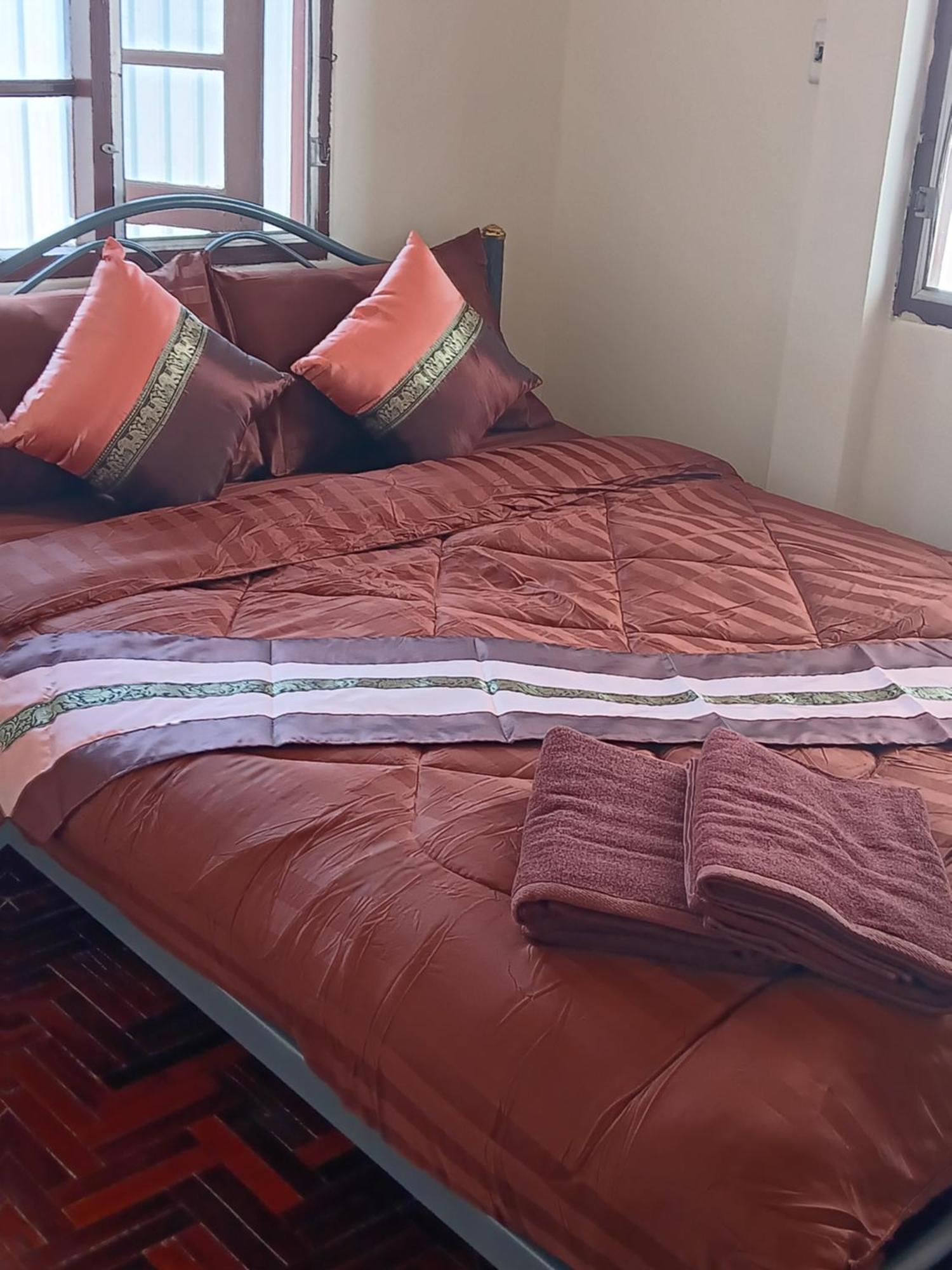 Hug Glur House Tour And Hostel (Adults Only) Chiang Mai Exterior photo