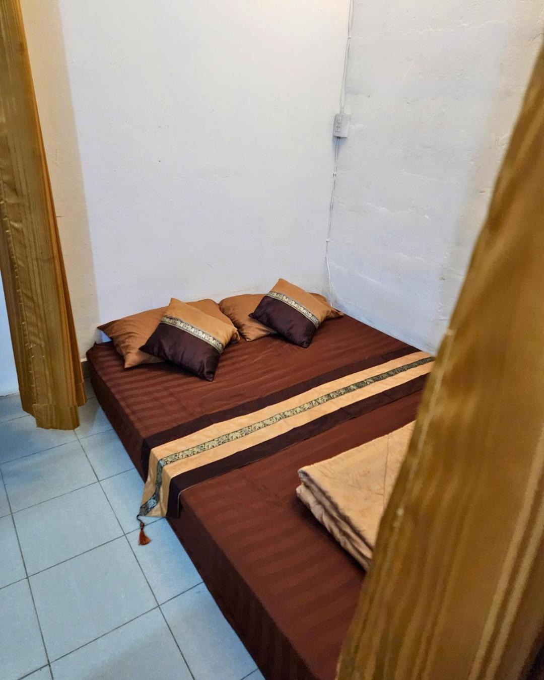 Hug Glur House Tour And Hostel (Adults Only) Chiang Mai Exterior photo