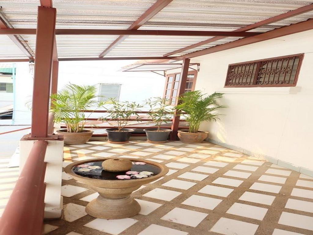 Hug Glur House Tour And Hostel (Adults Only) Chiang Mai Exterior photo
