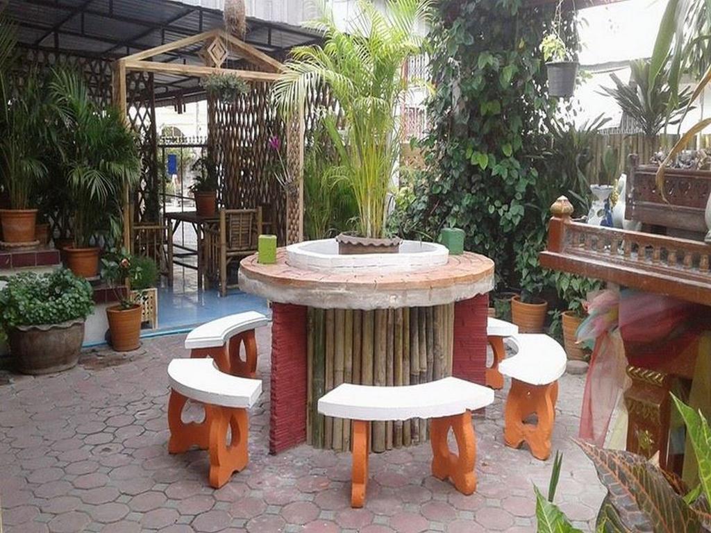 Hug Glur House Tour And Hostel (Adults Only) Chiang Mai Exterior photo